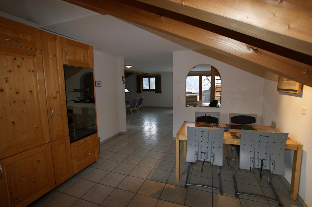 Gotschnablick Apartment Klosters Ruang foto